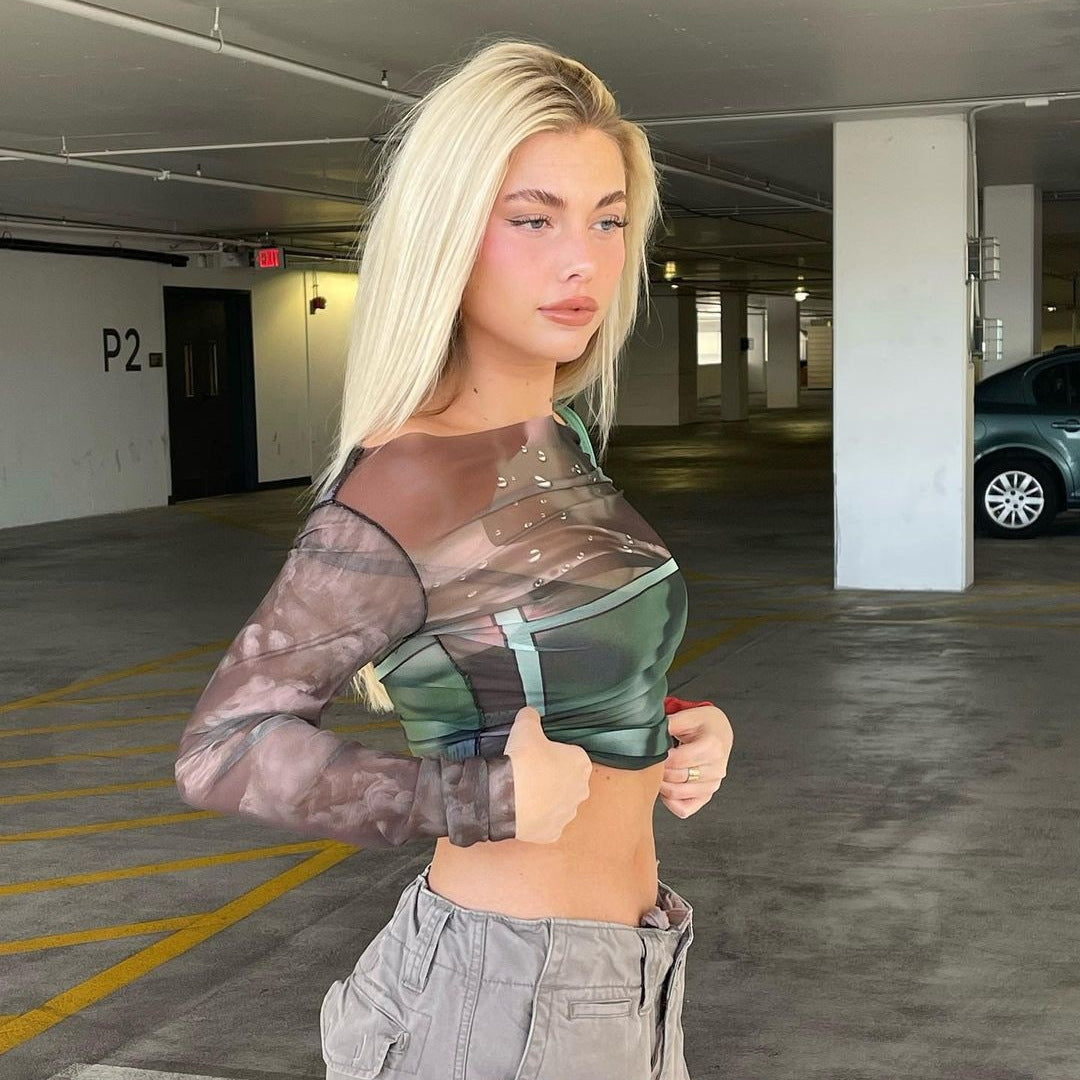 Dame Långärmad Crop-Top med transparenta accenter och grafisk design Mirla-Eva Jonsson