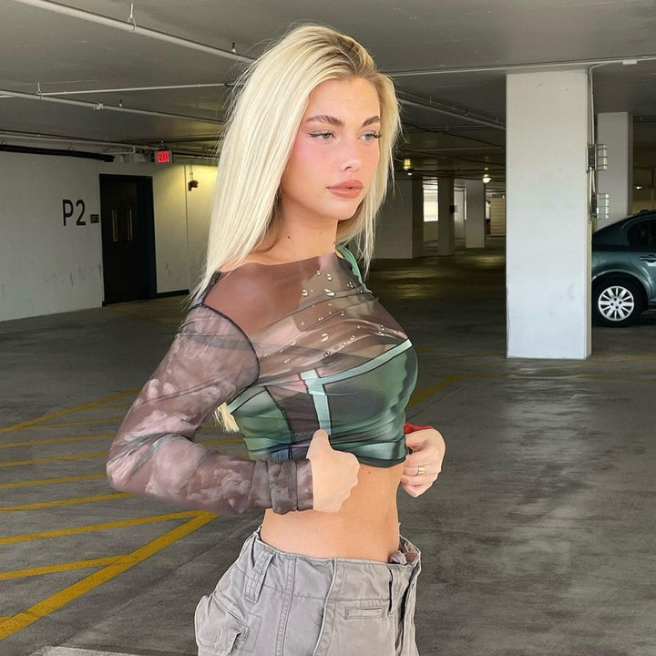 Dame Långärmad Crop-Top med transparenta accenter och grafisk design Mirla-Eva Jonsson