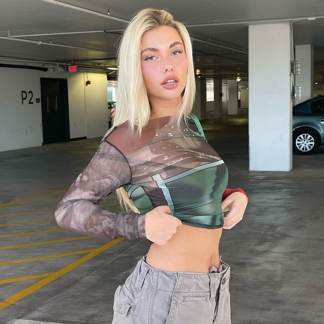Dame Långärmad Crop-Top med transparenta accenter och grafisk design Mirla-Eva Jonsson