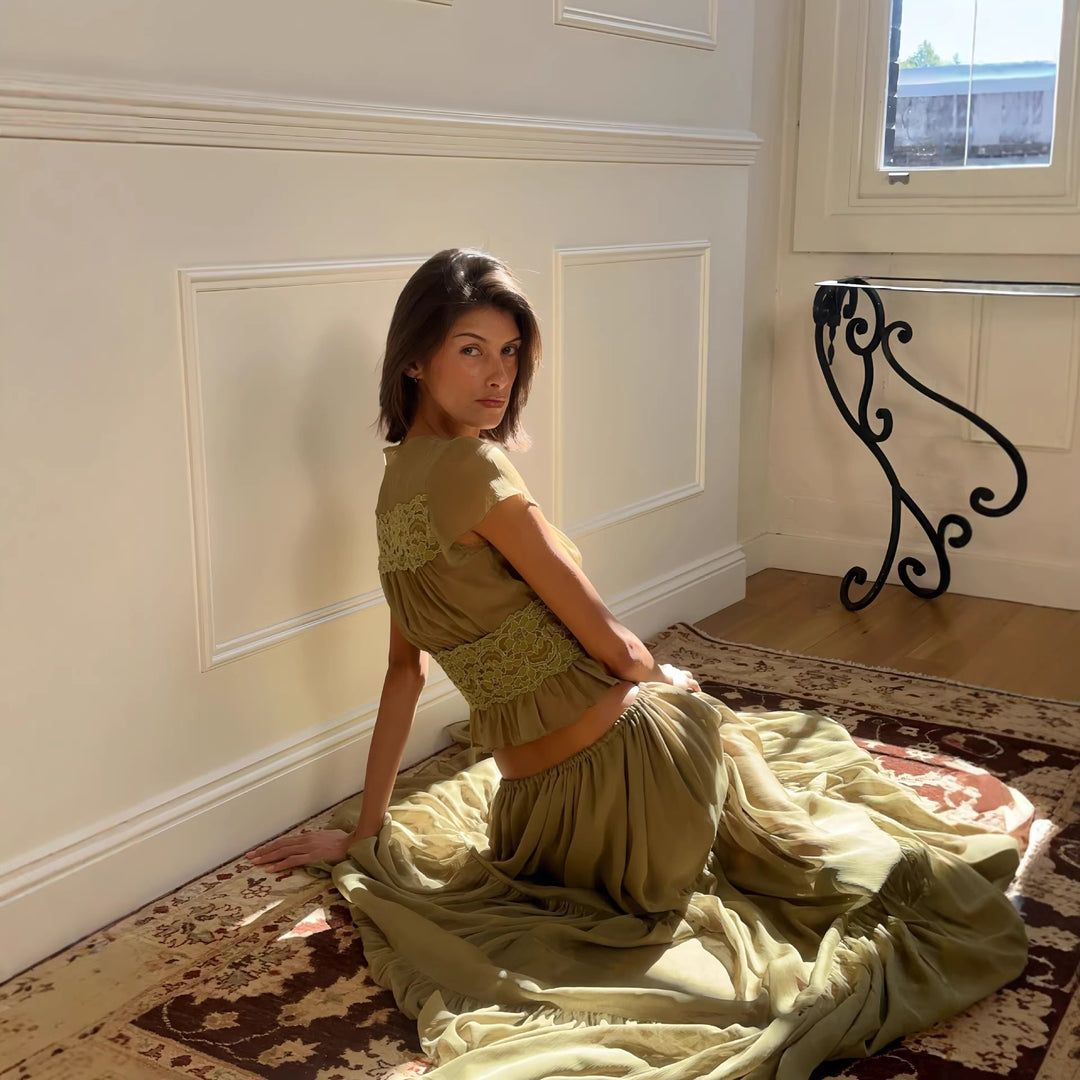 Dame Lätt Maxiklänning med eleganta volanger och transparent utseende Mirla-Eva Jonsson