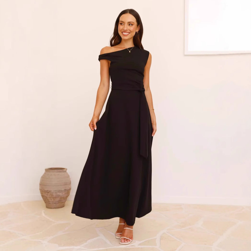 Dame Maxi Klänning med Asymmetrisk Snitt och Elegant Drapering Mirla-Eva Jonsson