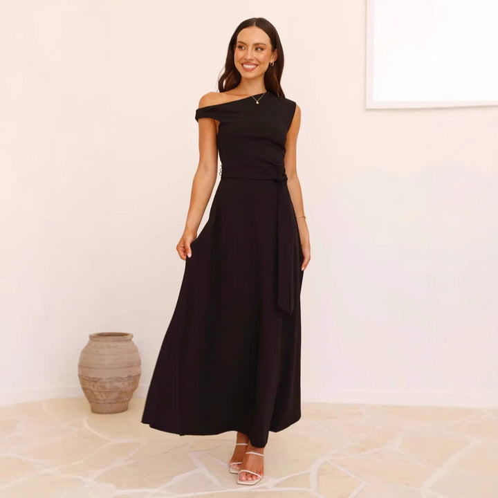 Dame Maxi Klänning med Asymmetrisk Snitt och Elegant Drapering Mirla-Eva Jonsson
