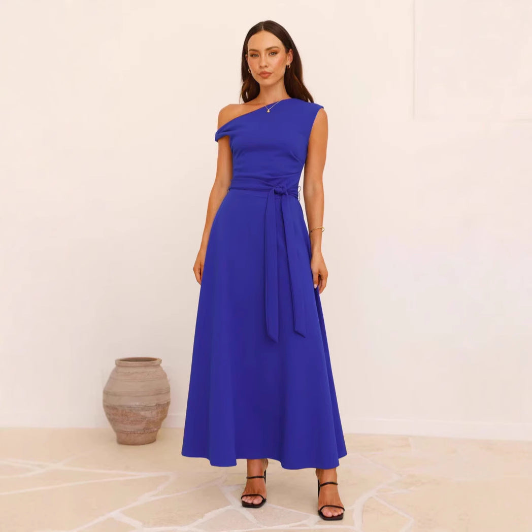 Dame Maxi Klänning med Asymmetrisk Snitt och Elegant Drapering Mirla-Eva Jonsson