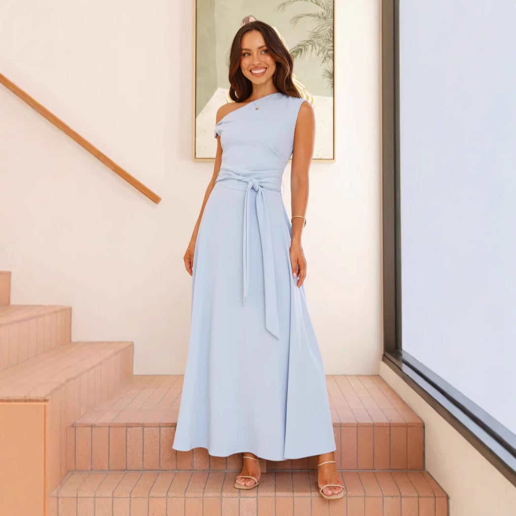 Dame Maxi Klänning med Asymmetrisk Snitt och Elegant Drapering Mirla-Eva Jonsson