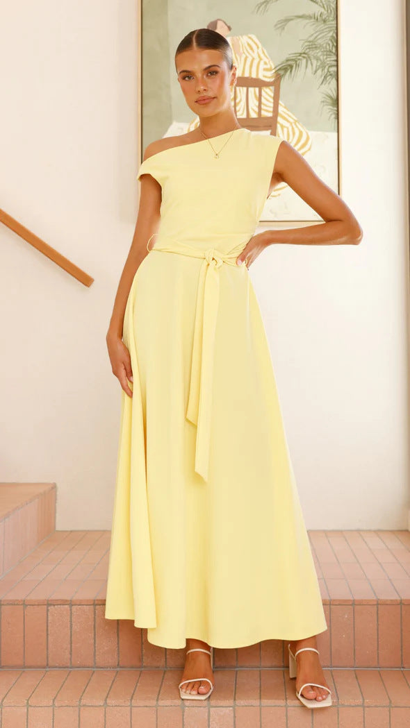 Dame Maxi Klänning med Asymmetrisk Snitt och Elegant Drapering Mirla-Eva Jonsson