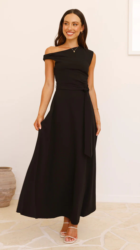 Dame Maxi Klänning med Asymmetrisk Snitt och Elegant Drapering Mirla-Eva Jonsson