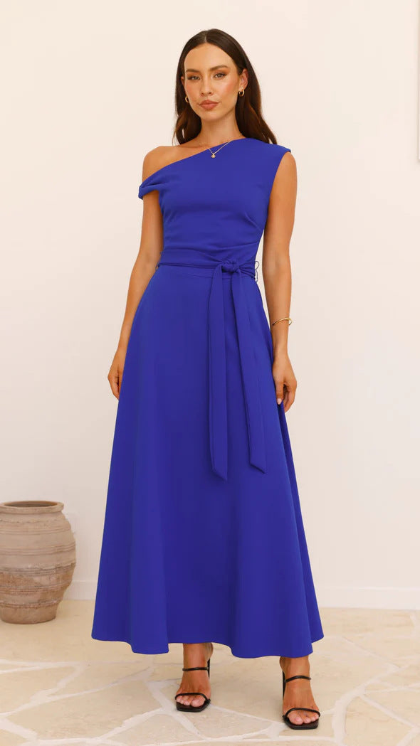 Dame Maxi Klänning med Asymmetrisk Snitt och Elegant Drapering Mirla-Eva Jonsson