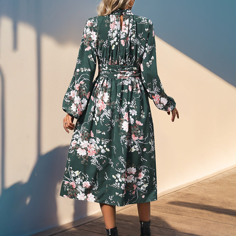 Dame Maxi-klänning med elegant blommig design och volangdetaljer Mirla-Eva Jonsson