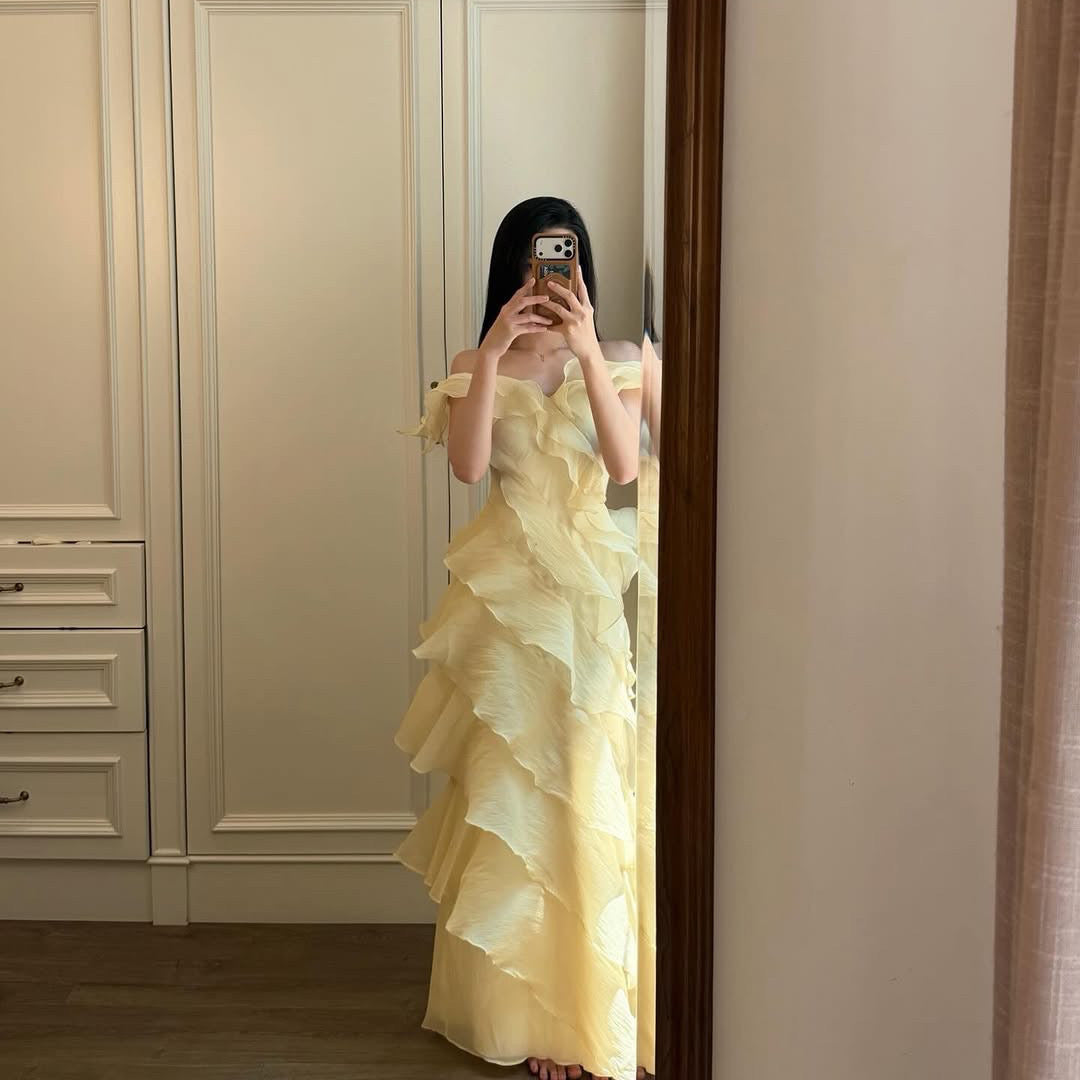 Dame Maxikjol med elegant vattensfallskragdessign och off-shoulder band Mirla-Eva Jonsson