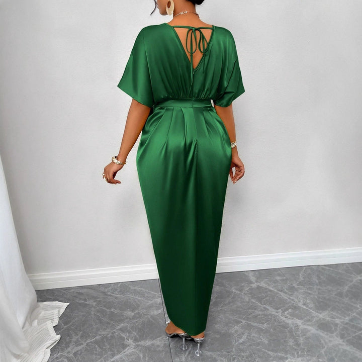 Dame Maxiklänning med elegant V-ringning och figursydd design Mirla-Eva Jonsson
