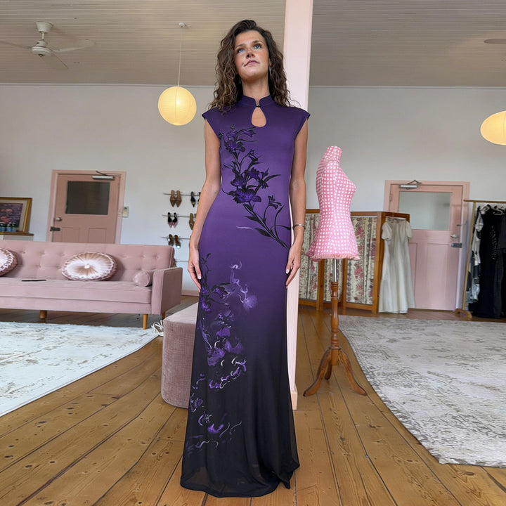 Dame Maxiklänning med elegant, blommigt mönster Mirla-Eva Jonsson