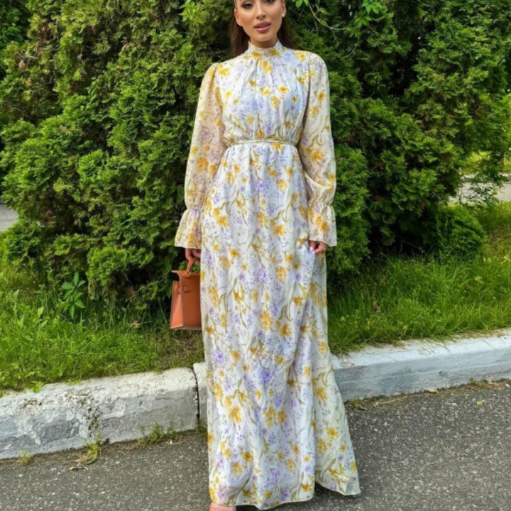 Dame Maxiklänning med elegant blommönster och volangdetaljer Mirla-Eva Jonsson