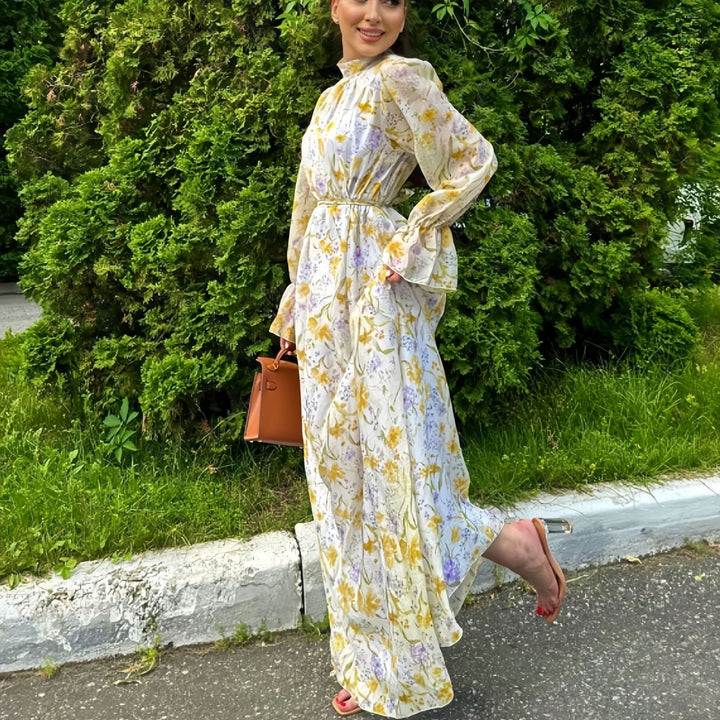 Dame Maxiklänning med elegant blommönster och volangdetaljer Mirla-Eva Jonsson