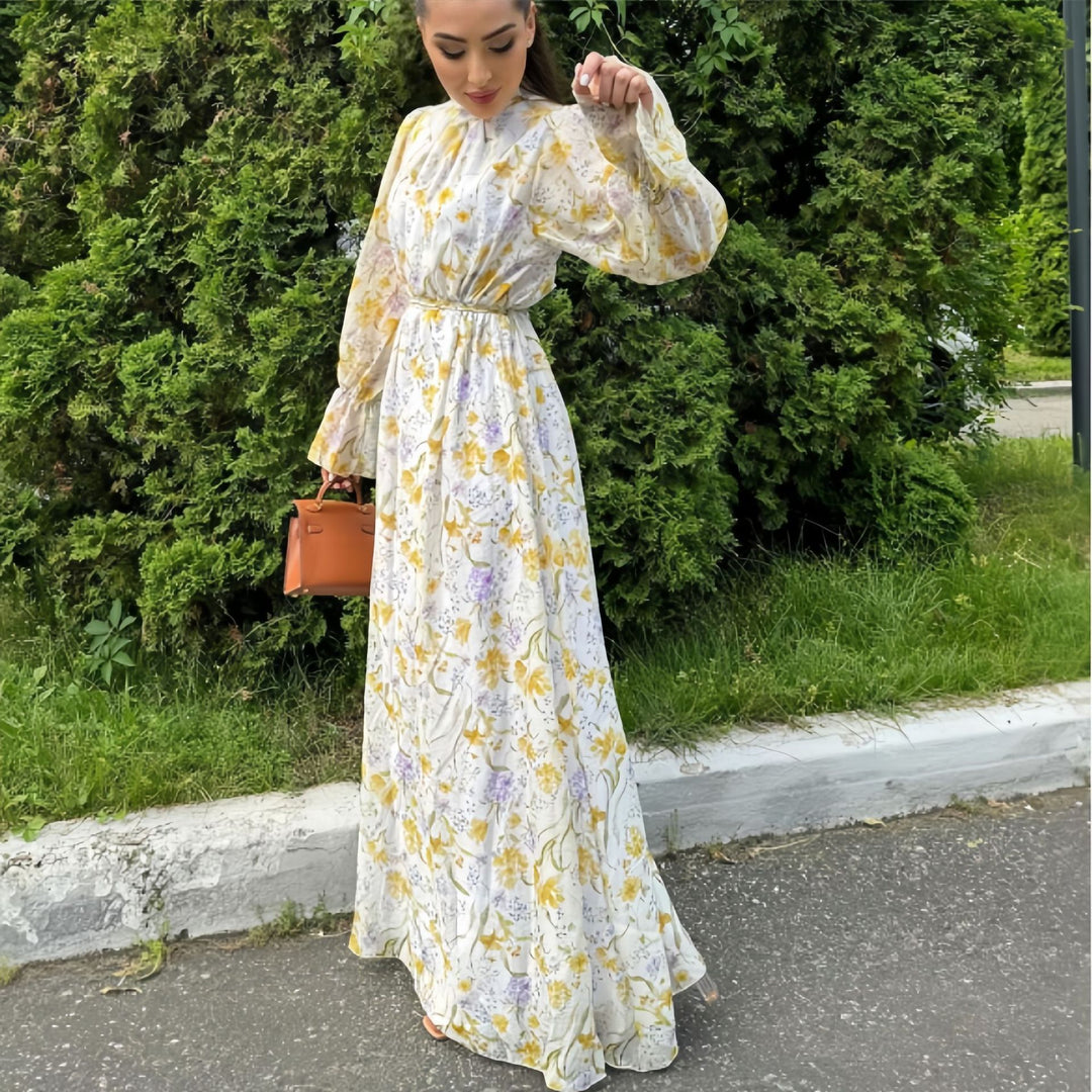 Dame Maxiklänning med elegant blommönster och volangdetaljer Mirla-Eva Jonsson