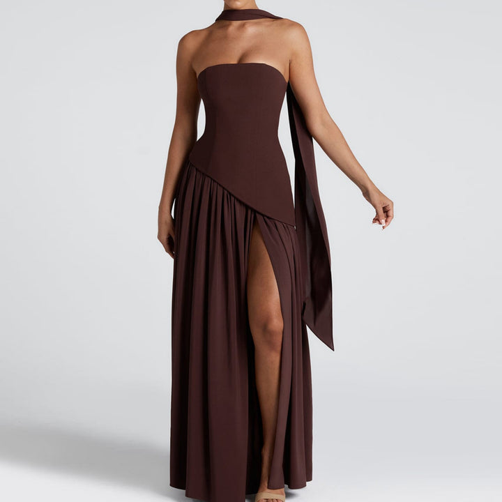 Dame Maxiklänning med elegant off-shoulder design och asymmetrisk skärning Mirla-Eva Jonsson