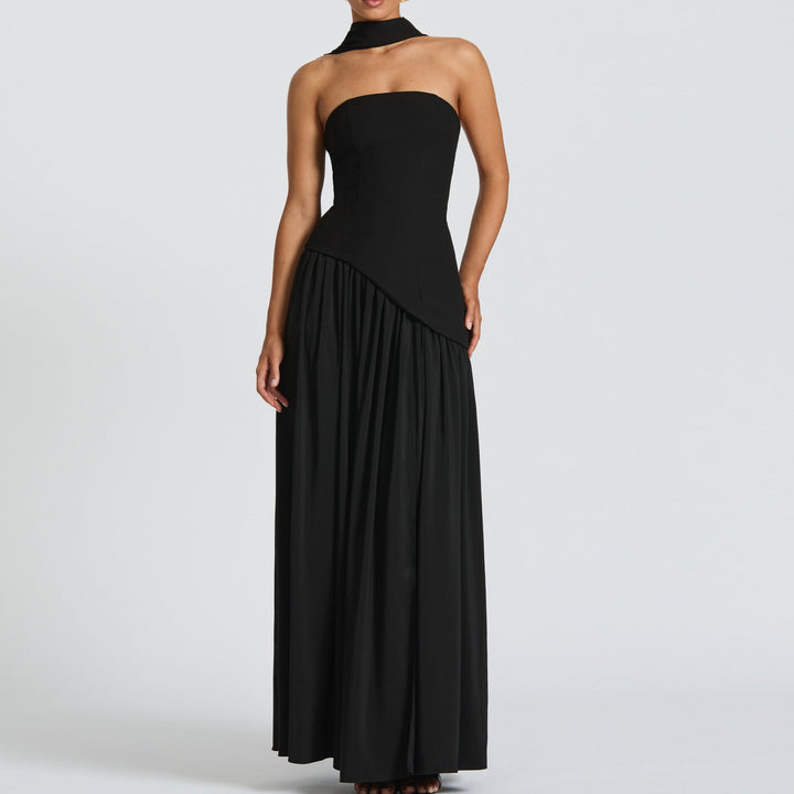 Dame Maxiklänning med elegant off-shoulder design och asymmetrisk skärning Mirla-Eva Jonsson