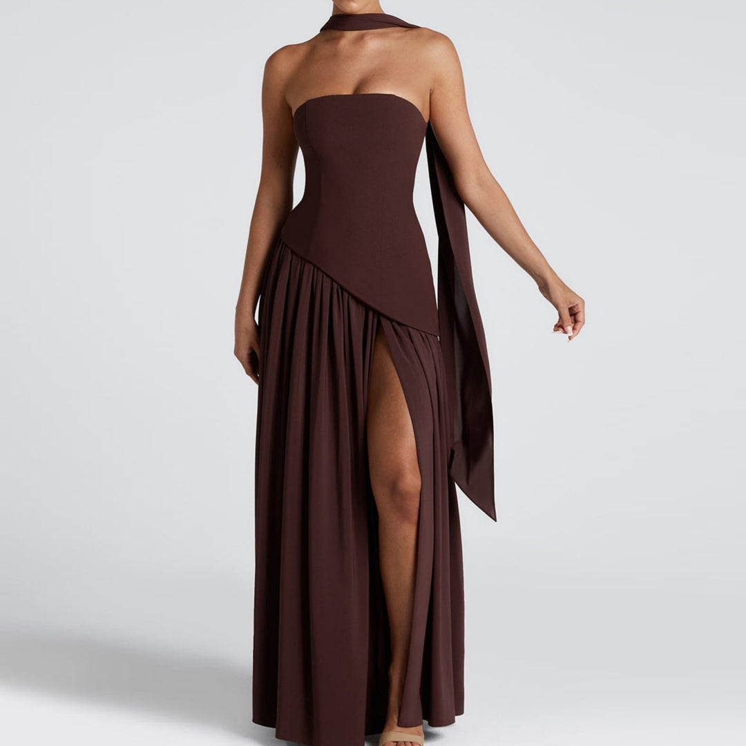 Dame Maxiklänning med elegant off-shoulder design och asymmetrisk skärning Mirla-Eva Jonsson