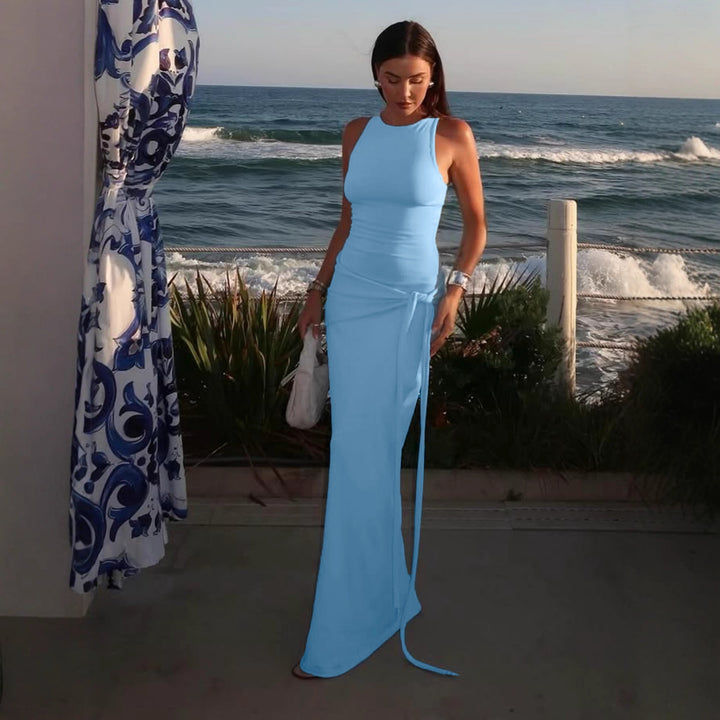 Dame Maxiklänning med fängslande draperingsdesign och elegant slits Mirla-Eva Jonsson