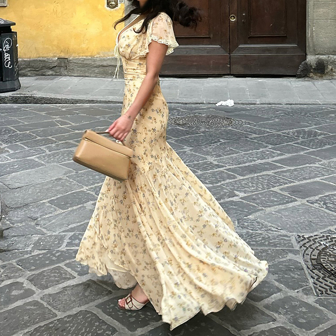 Dame Maxiklänning med romantisk blommönster och lekfull V-ringning Mirla-Eva Jonsson
