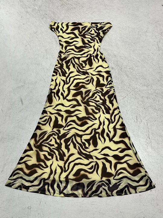 Dame Maxikleid i trendigt tigertryck-design med förförande V-ringning och spaghettiband Mirla-Eva Jonsson