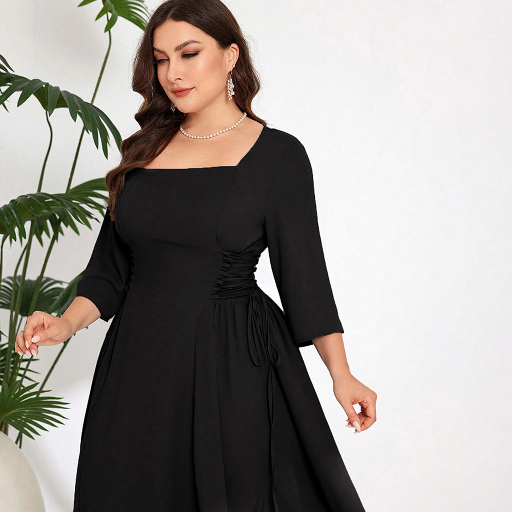 Dame Midi-klänning med stilig fyrkantig halsringning och eleganta volangdetaljer Mirla-Eva Jonsson