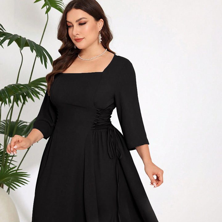 Dame Midi-klänning med stilig fyrkantig halsringning och eleganta volangdetaljer Mirla-Eva Jonsson