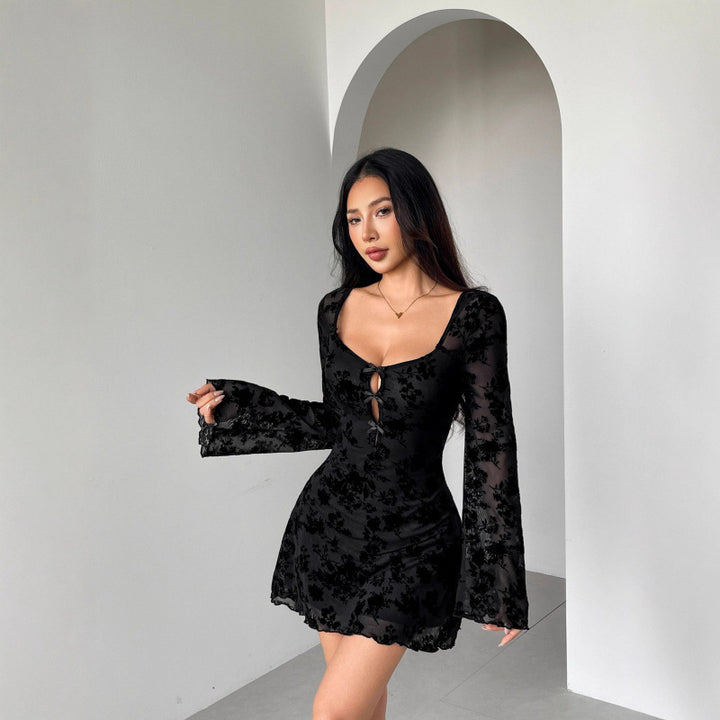 Dame Mini klänning med floralt broderi och transparenta ärmar Mirla-Eva Jonsson