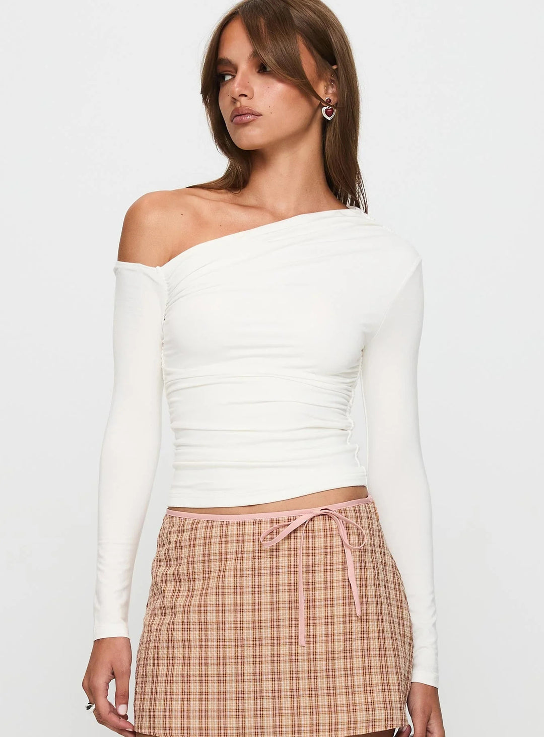 Dame Off-Shoulder Rynkatshirt med långa ärmar och elegant design Mirla-Eva Jonsson