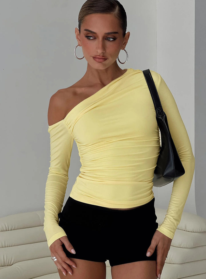 Dame Off-Shoulder Rynkatshirt med långa ärmar och elegant design Mirla-Eva Jonsson