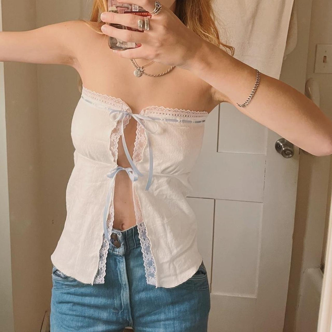 Dame Off-Shoulder Top med spetsdetaljer och lekfull knut Mirla-Eva Jonsson