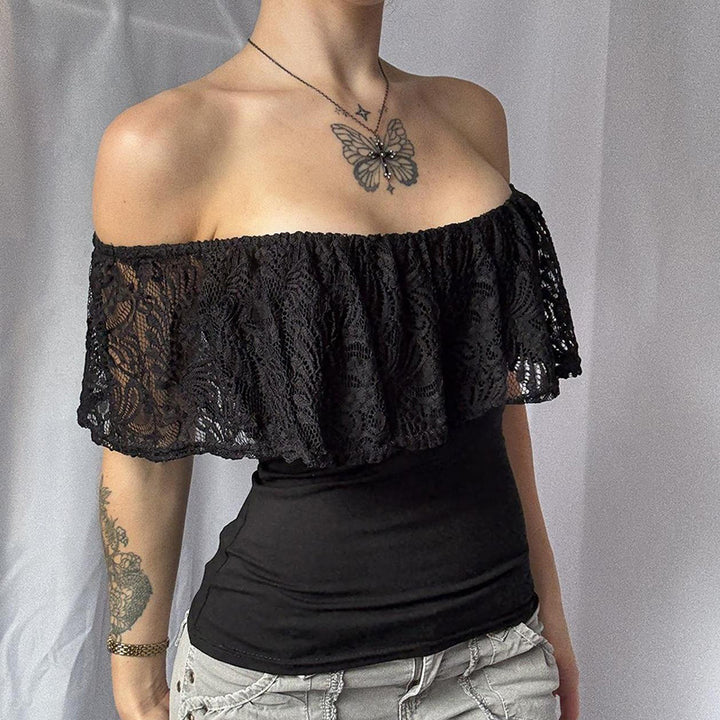 Dame Off-Shoulder Topp med volangdetaljer och eleganta spetsakenter Mirla-Eva Jonsson