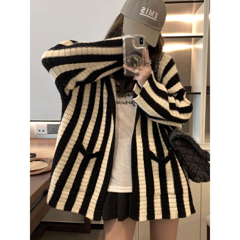 Dame Oversized Stickad Poncho med Grafiskt Randmönster Mirla-Eva Jonsson