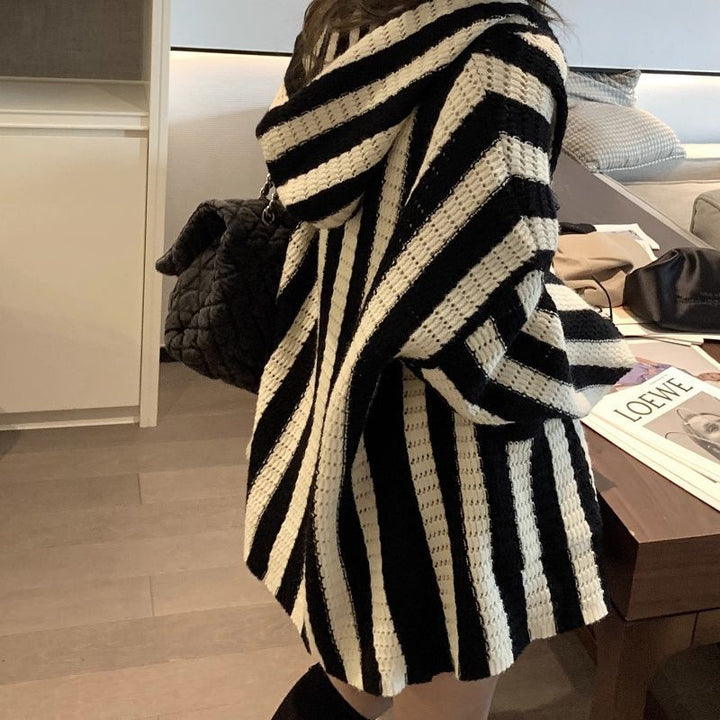 Dame Oversized Stickad Poncho med Grafiskt Randmönster Mirla-Eva Jonsson