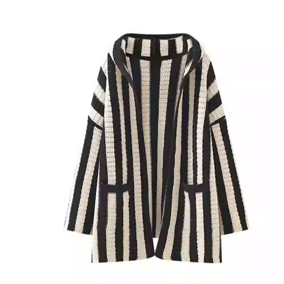 Dame Oversized Stickad Poncho med Grafiskt Randmönster Mirla-Eva Jonsson