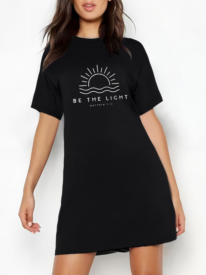 Dame Oversized T-shirt med inspirerande text och iögonfallande grafisk design Mirla-Eva Jonsson