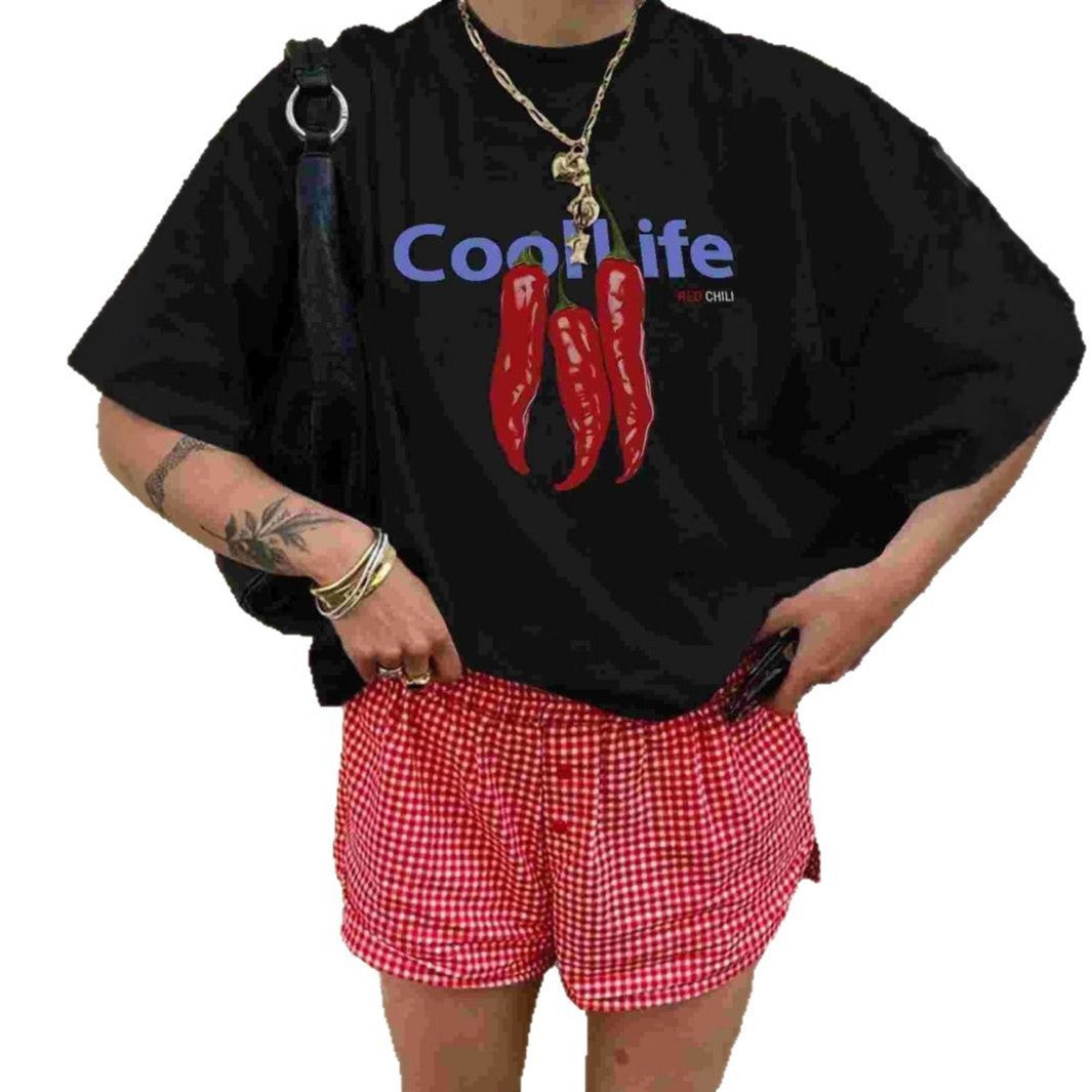 Dame Oversized T-shirt med kreativt chili-motiv och avslappnad passform Mirla-Eva Jonsson