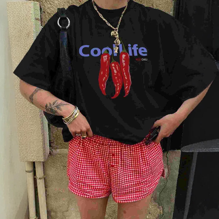 Dame Oversized T-shirt med kreativt chili-motiv och avslappnad passform Mirla-Eva Jonsson