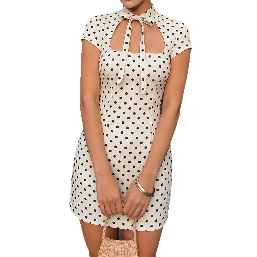 Dame Polka-Dots Minikjol med modern krage och lekfullt rosett-detalj Mirla-Eva Jonsson