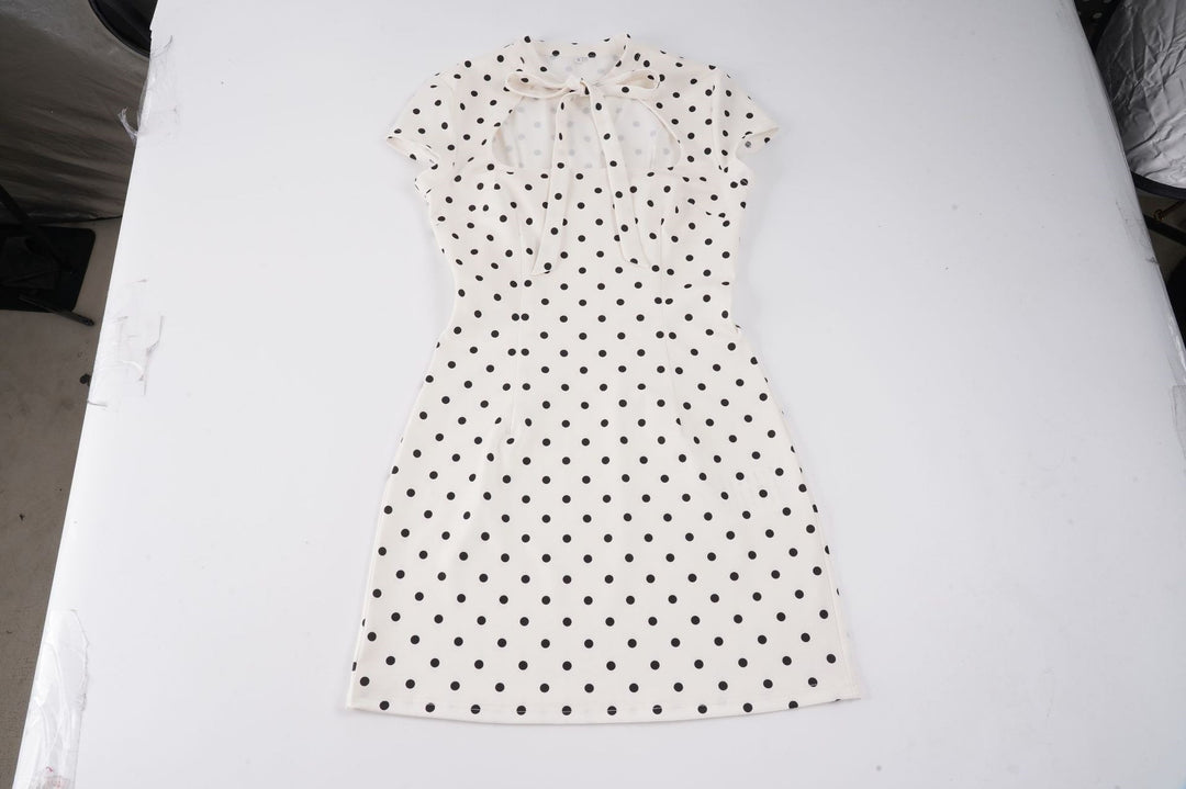 Dame Polka-Dots Minikjol med modern krage och lekfullt rosett-detalj Mirla-Eva Jonsson