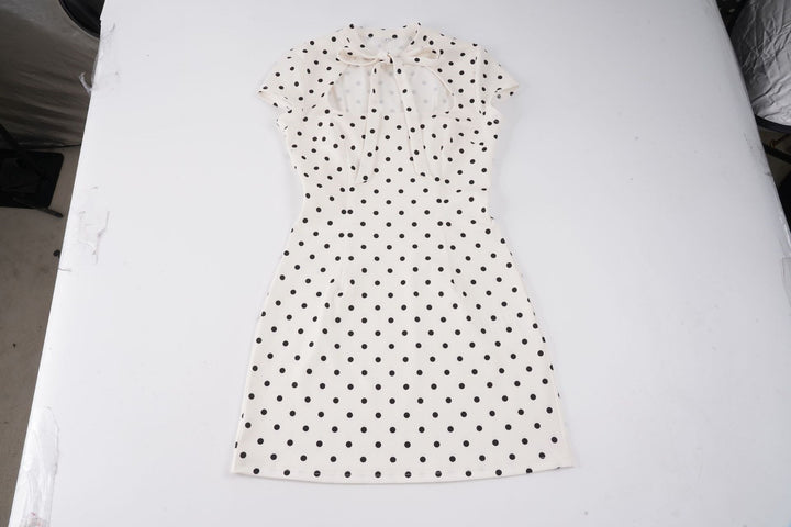 Dame Polka-Dots Minikjol med modern krage och lekfullt rosett-detalj Mirla-Eva Jonsson