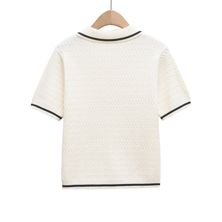 Dame Poloshirt med strukturerat material och eleganta knapppdetaljer Mirla-Eva Jonsson