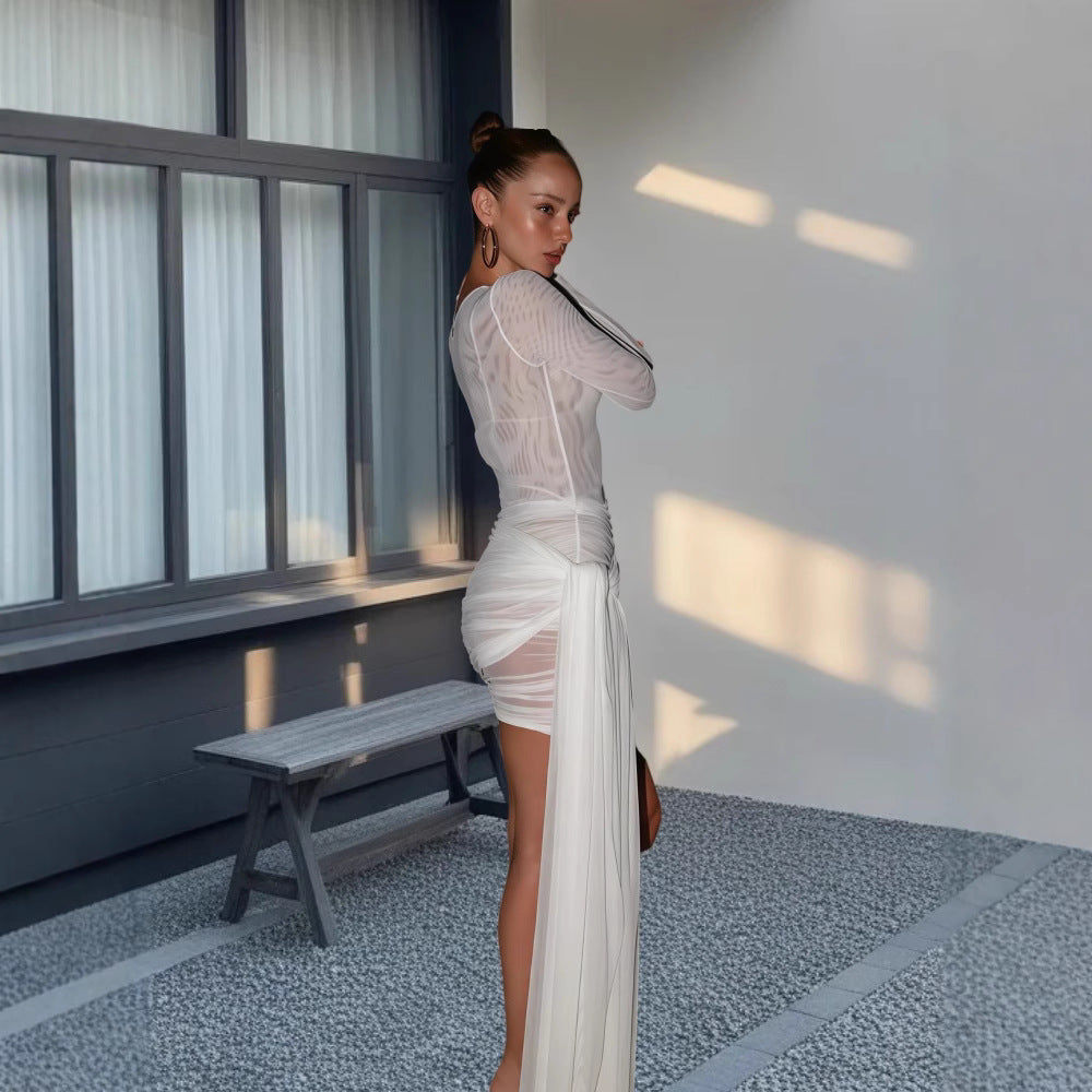 Dame Roligt Långärmad Miniklänning med transparenta nät detaljer och asymmetrisk fåll Mirla-Eva Jonsson
