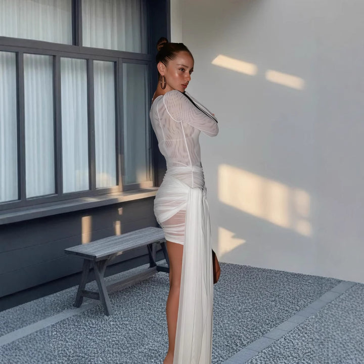Dame Roligt Långärmad Miniklänning med transparenta nät detaljer och asymmetrisk fåll Mirla-Eva Jonsson