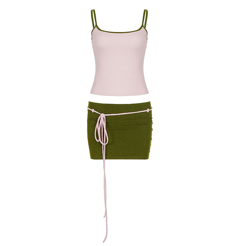 Dame Spaghetti- straps t-shirt med elegant kontrastkant och figurnära skärning Mirla-Eva Jonsson