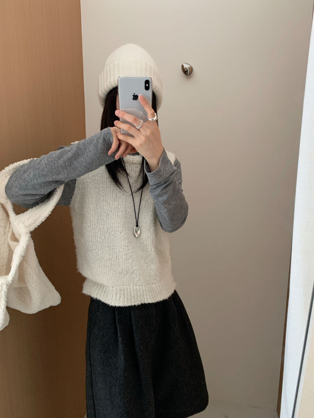 Dame Stickad Väst med Mjukt, Fluffigt Material och Modern Passform Mirla-Eva Jonsson
