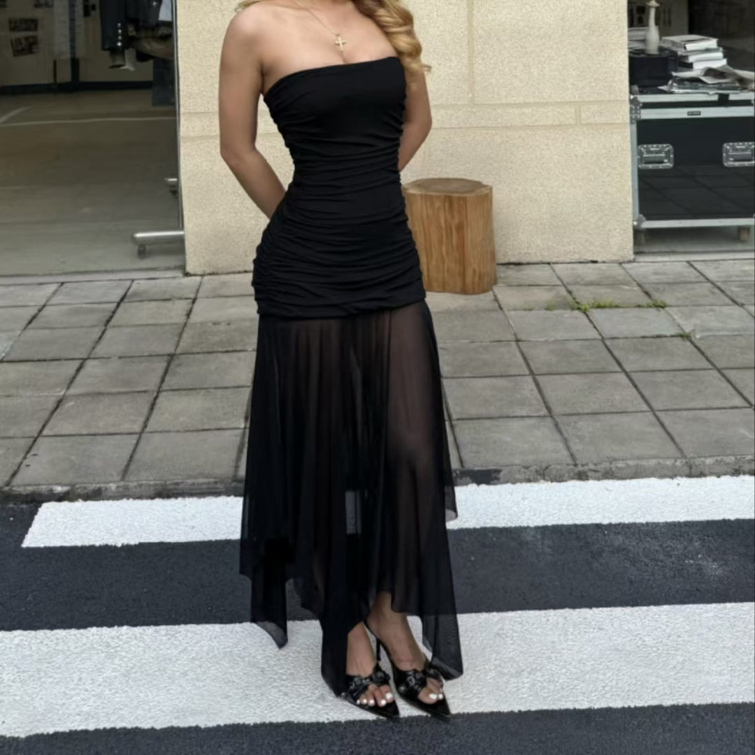 Dame Strapless Maxiklänning med elegant drapering och genomskinlig kjol Mirla-Eva Jonsson
