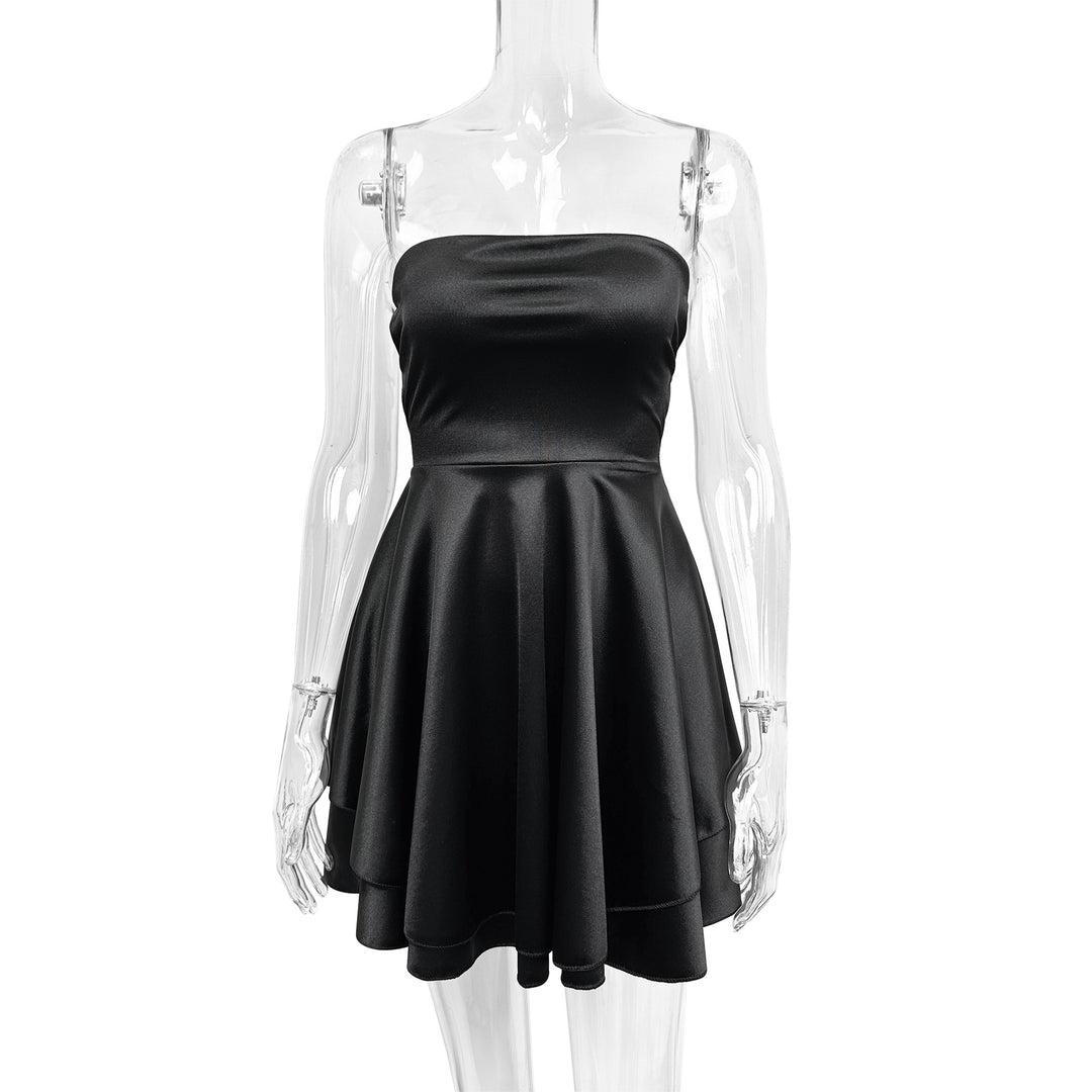 Dame Strapless Satin Miniklänning med flödande kjol Mirla-Eva Jonsson