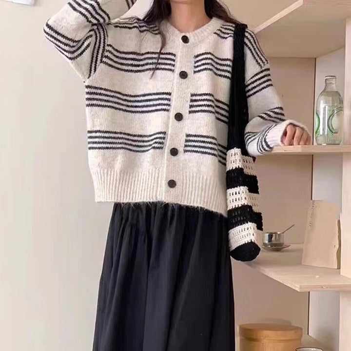 Dame Stylish Cardigan med Fin Randstruktur och Dekorativa Knappar Mirla-Eva Jonsson