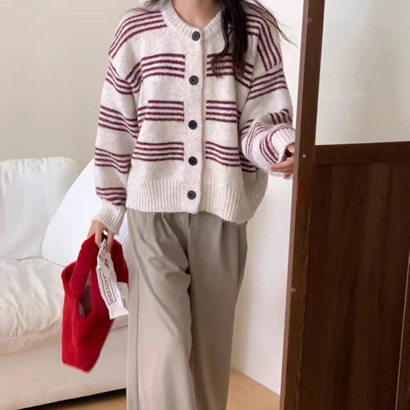 Dame Stylish Cardigan med Fin Randstruktur och Dekorativa Knappar Mirla-Eva Jonsson