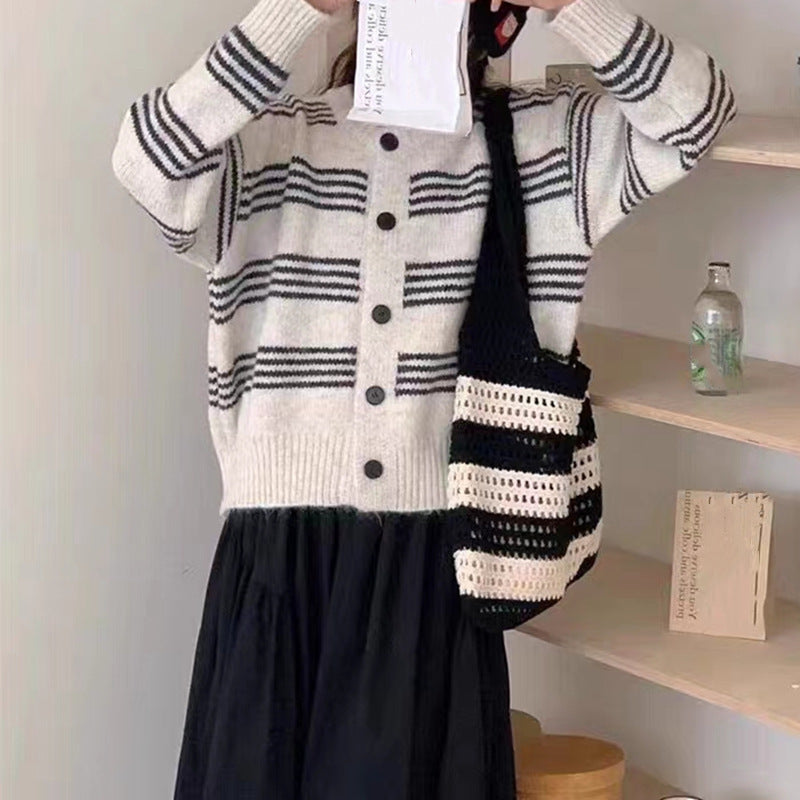 Dame Stylish Cardigan med Fin Randstruktur och Dekorativa Knappar Mirla-Eva Jonsson